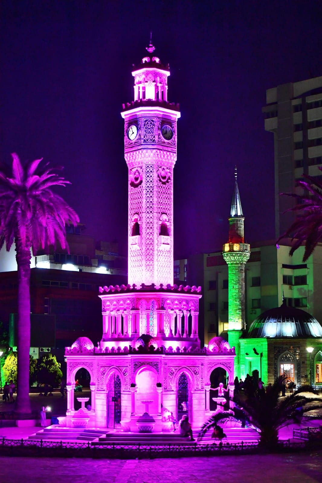 Alzheimer Günü için Saat Kulesi Mora Büründü