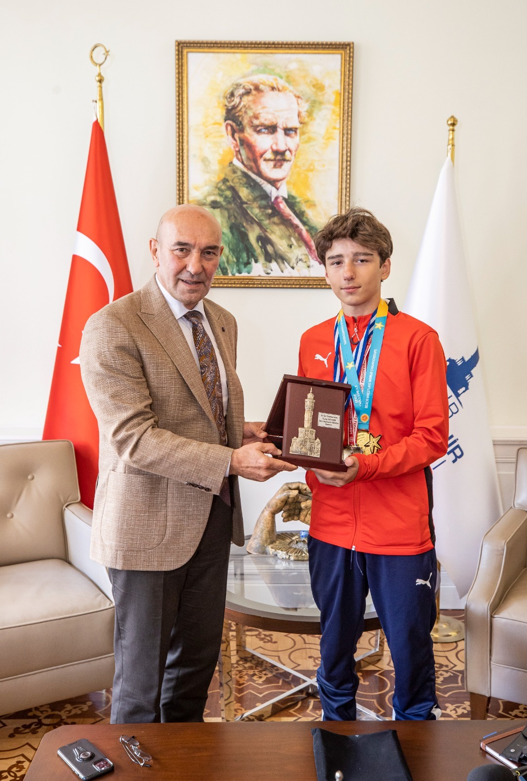 Plaj Güreşi Şampiyonu Miraç Saraç, Başkan Soyer'i Ziyaret Etti