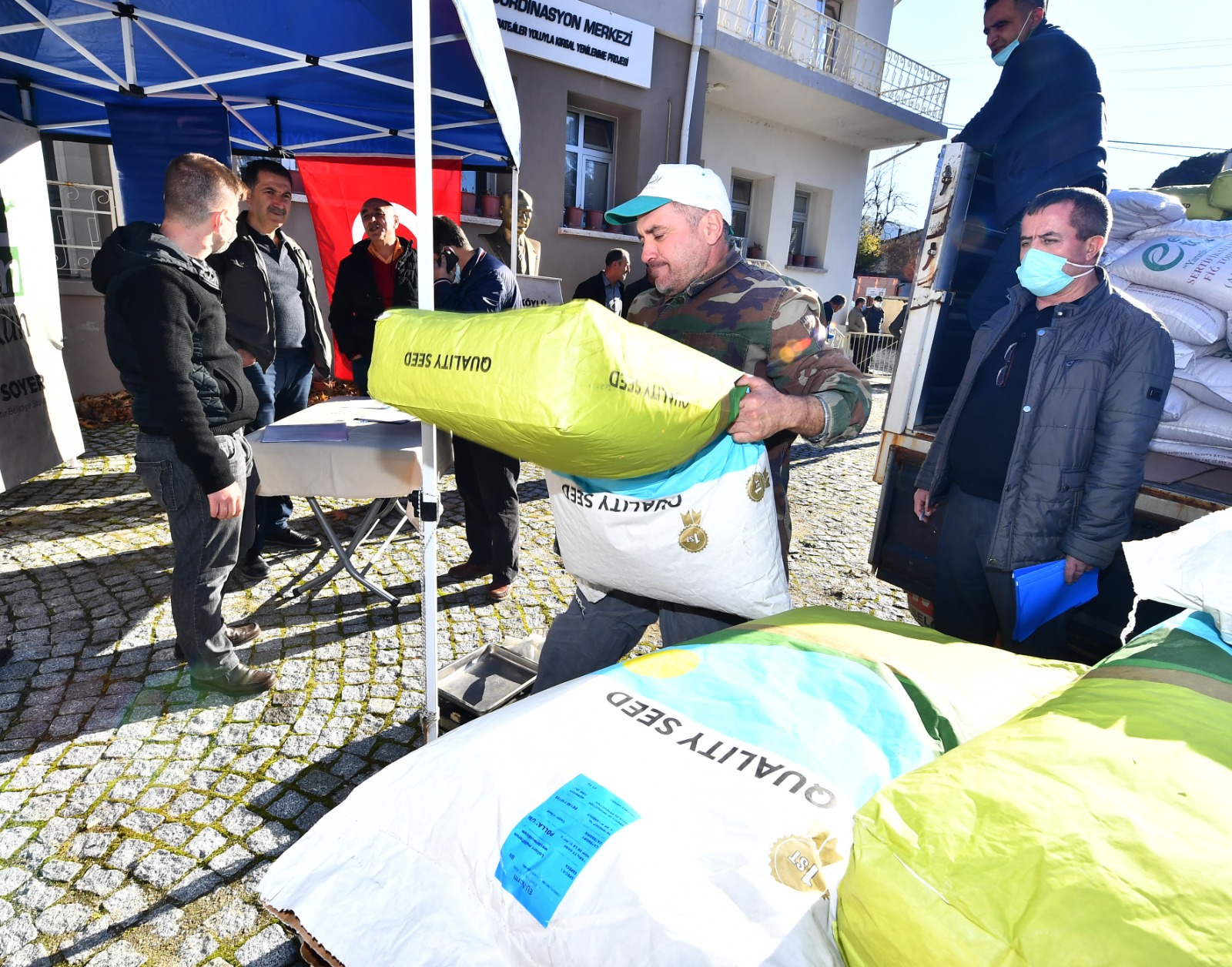 İzmir Büyükşehir Belediyesi Üreticiye İklim Dostu Yem Bitkisi Desteğini Sürdürüyor