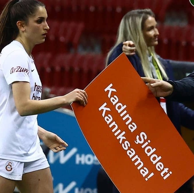 TAÇSIZ KRAL SAHAYA İNİYOR