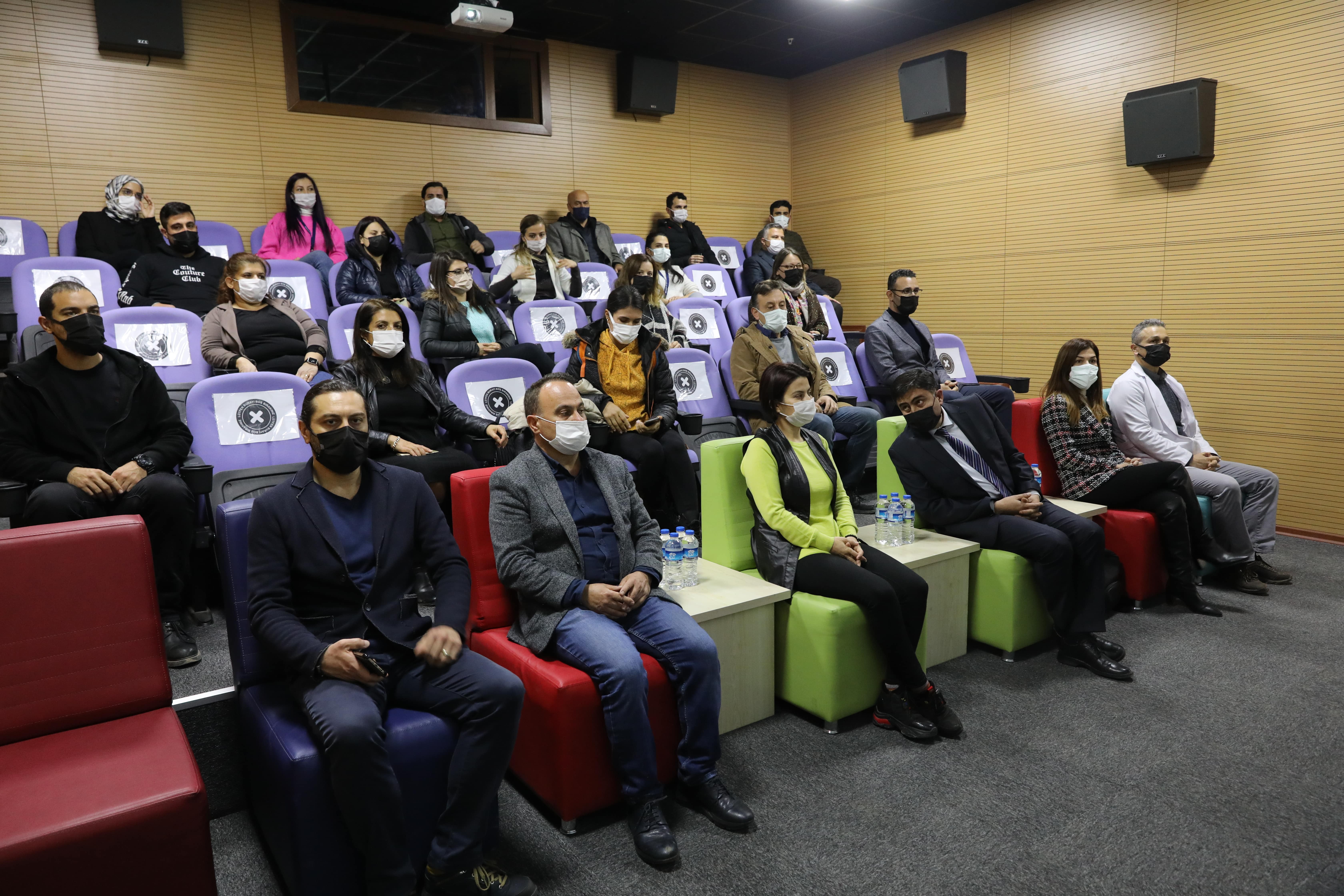 Deü’den Kiraz’a Sinema Salonu Deü’nün Sinema Salonu Şoför Nebahat’la Perdelerini Açtı