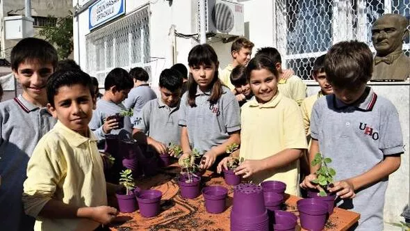Bornova'da Öğrenciler Toprakla Buluştu