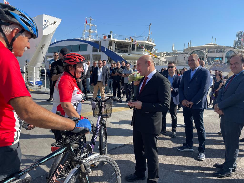 Başkan Soyer'den 350 bininci bisikletli yolcuya sürpriz