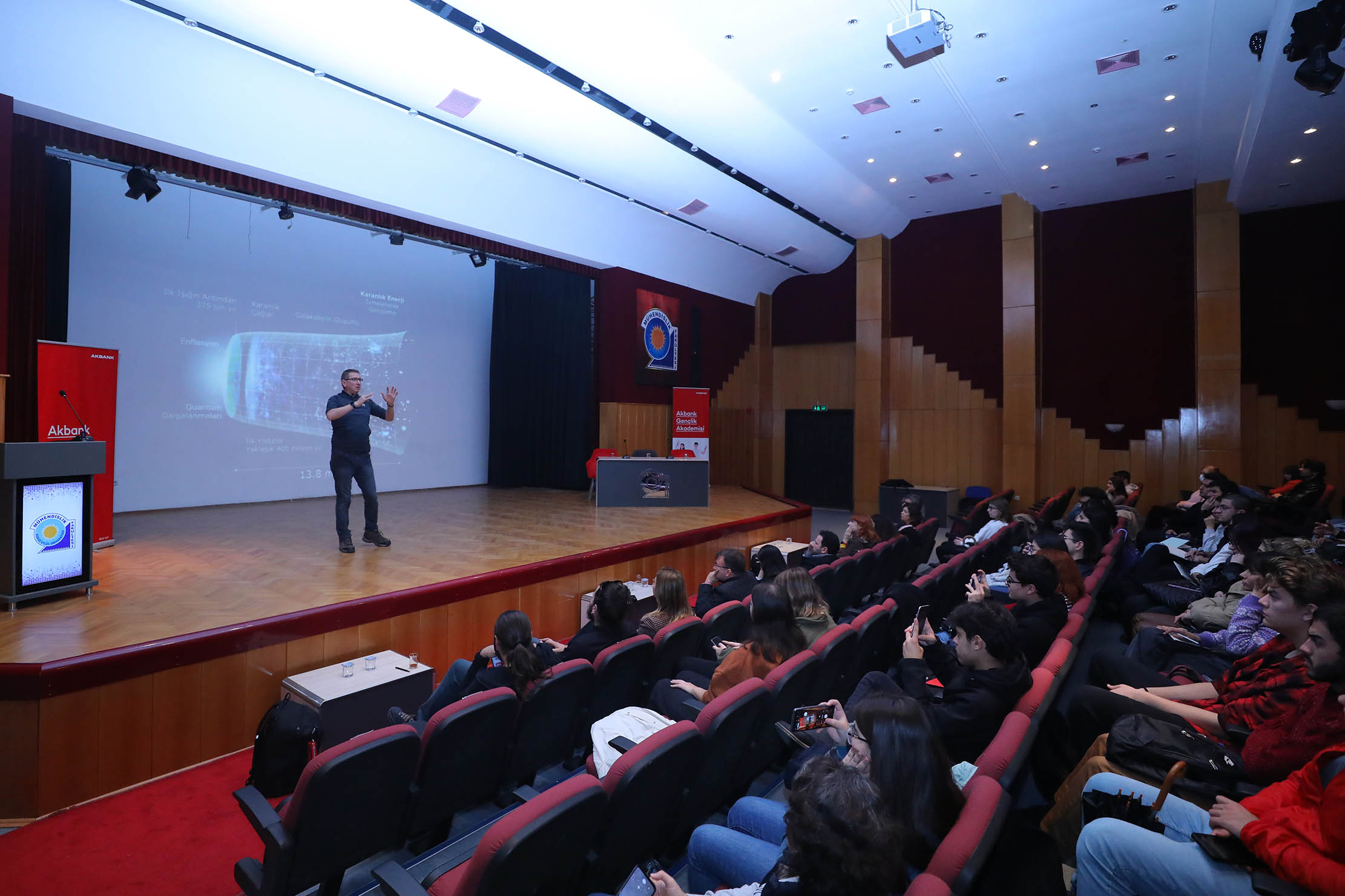 NASA'daki Türk Astrofizikçi DEÜ öğrencileri ile buluştu