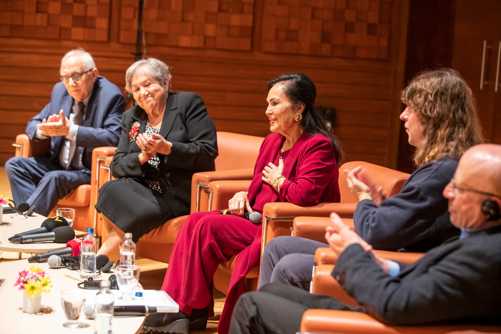 Yaşar Kemal'in bin bir çiçekli bahçesi kapılarını açtı