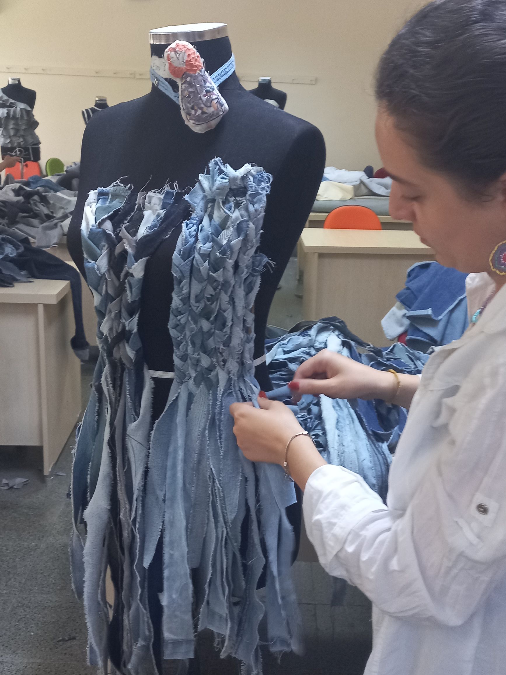 EÜ Moda ve Tasarım Yüksekokulundan “Denim Drapaj Sergisi”