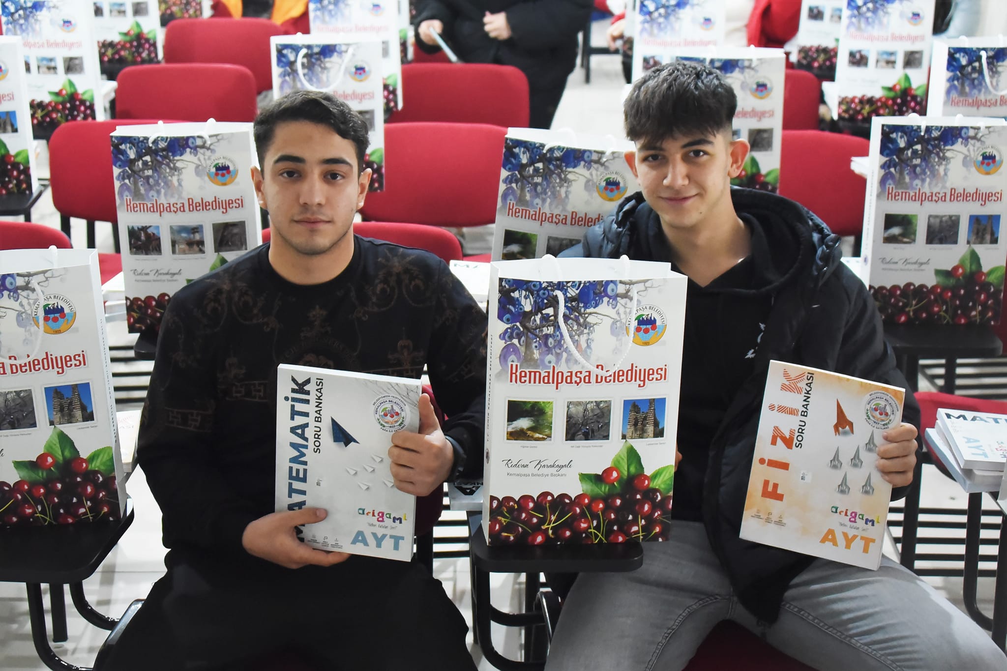 Kitaplar Başkan Karakayalı'dan