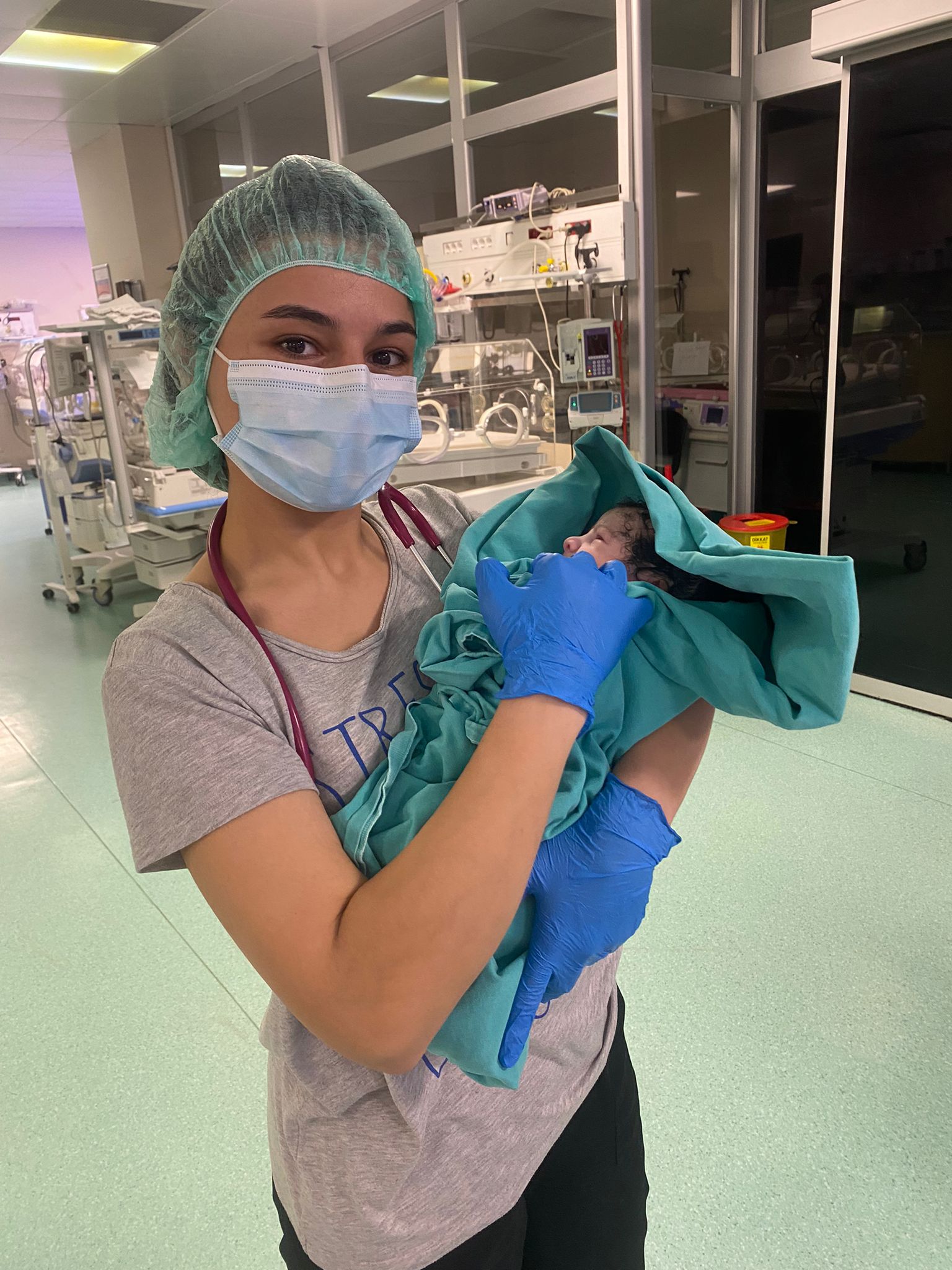 Depremzede aile bebeklerine İzmirli doktorun adını verdi