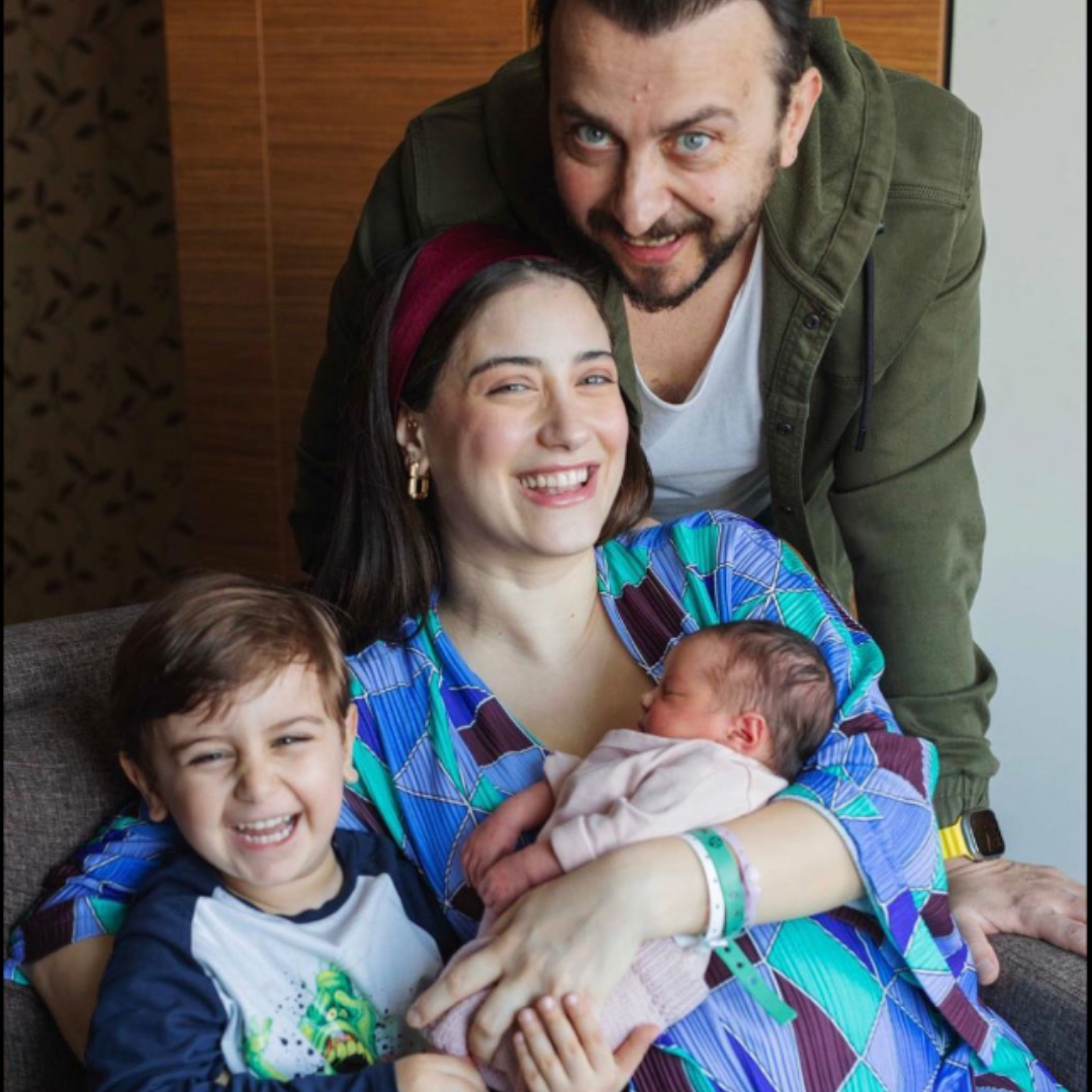 Hazal Kaya'dan Aile Pozu