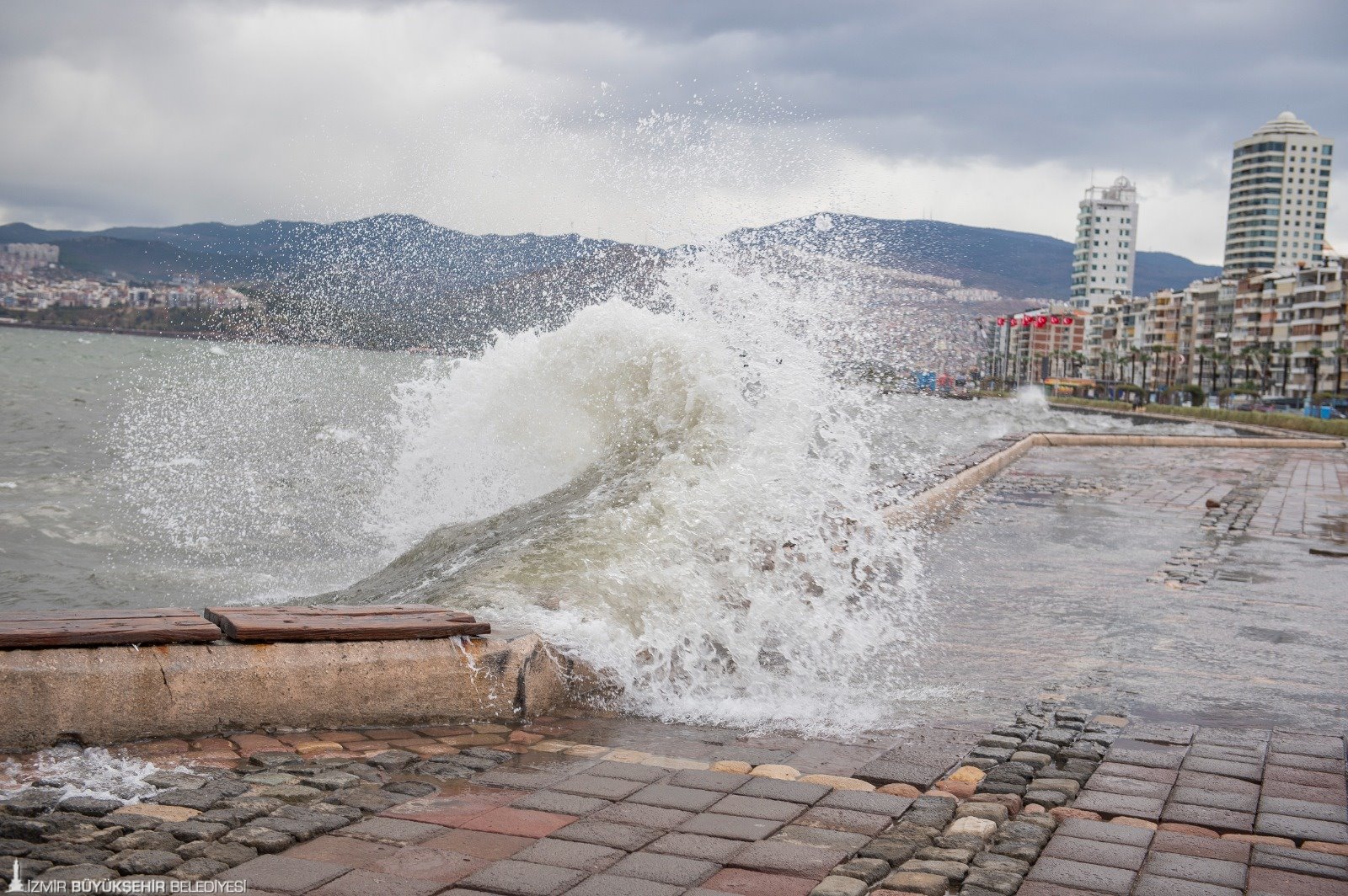 Başkan Soyer, deniz kabarmasının tsunami etkisi yarattığı Kordon’da