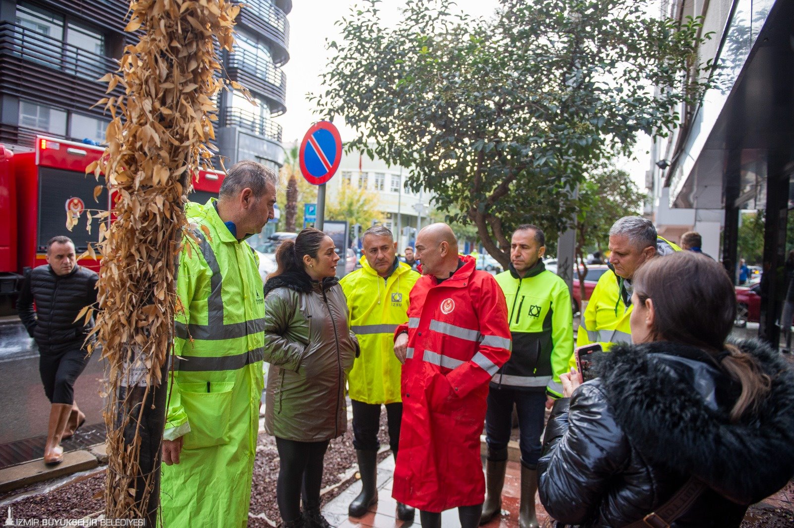 Başkan Soyer, deniz kabarmasının tsunami etkisi yarattığı Kordon’da