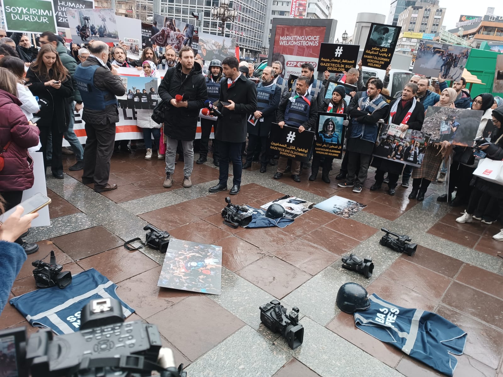 Konak Belediye Başkan Aday Adayı Derya Tüzen Gazeteci Meslektaşlarıyla Omuz Omuza