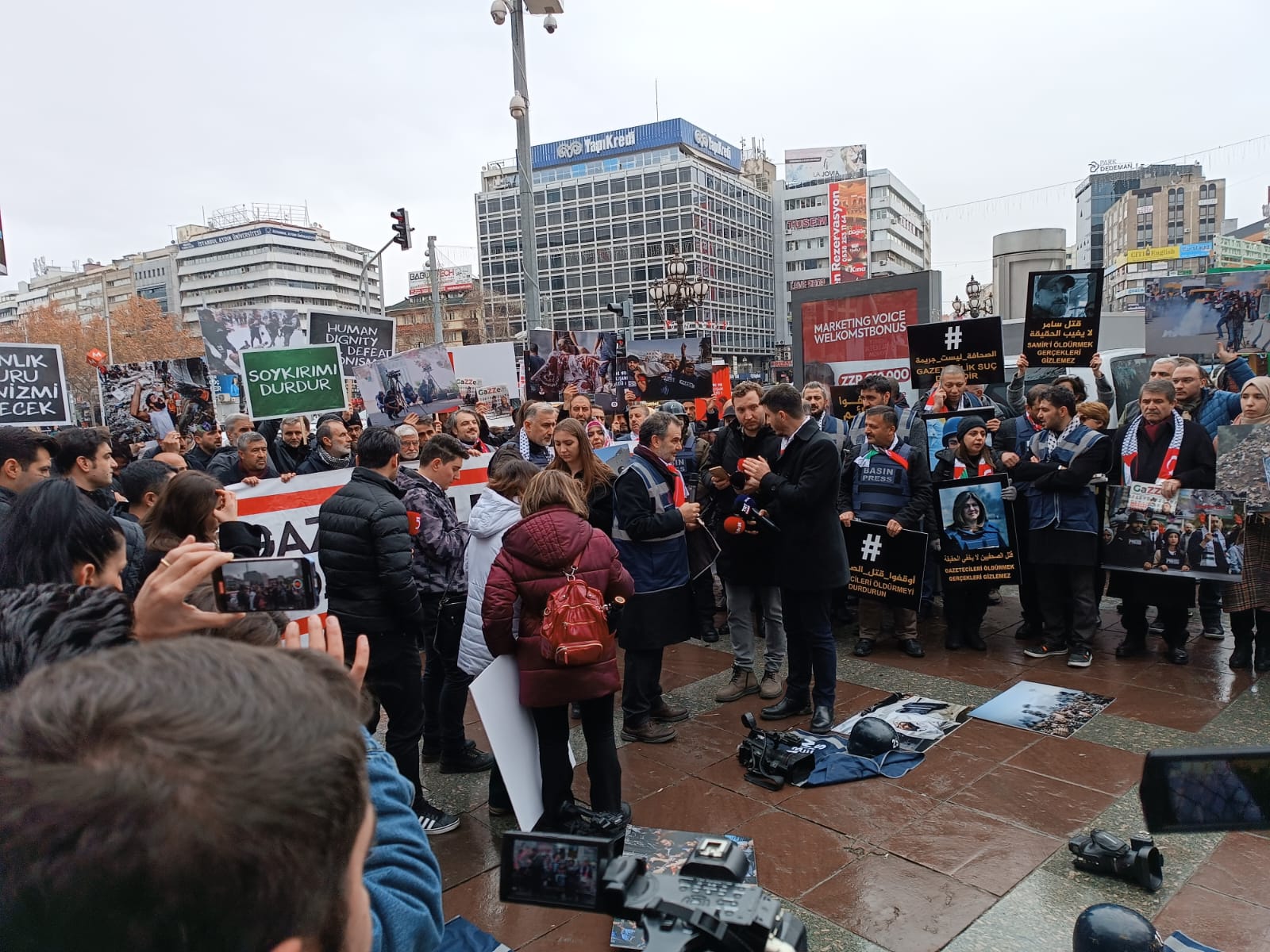 Konak Belediye Başkan Aday Adayı Derya Tüzen Gazeteci Meslektaşlarıyla Omuz Omuza