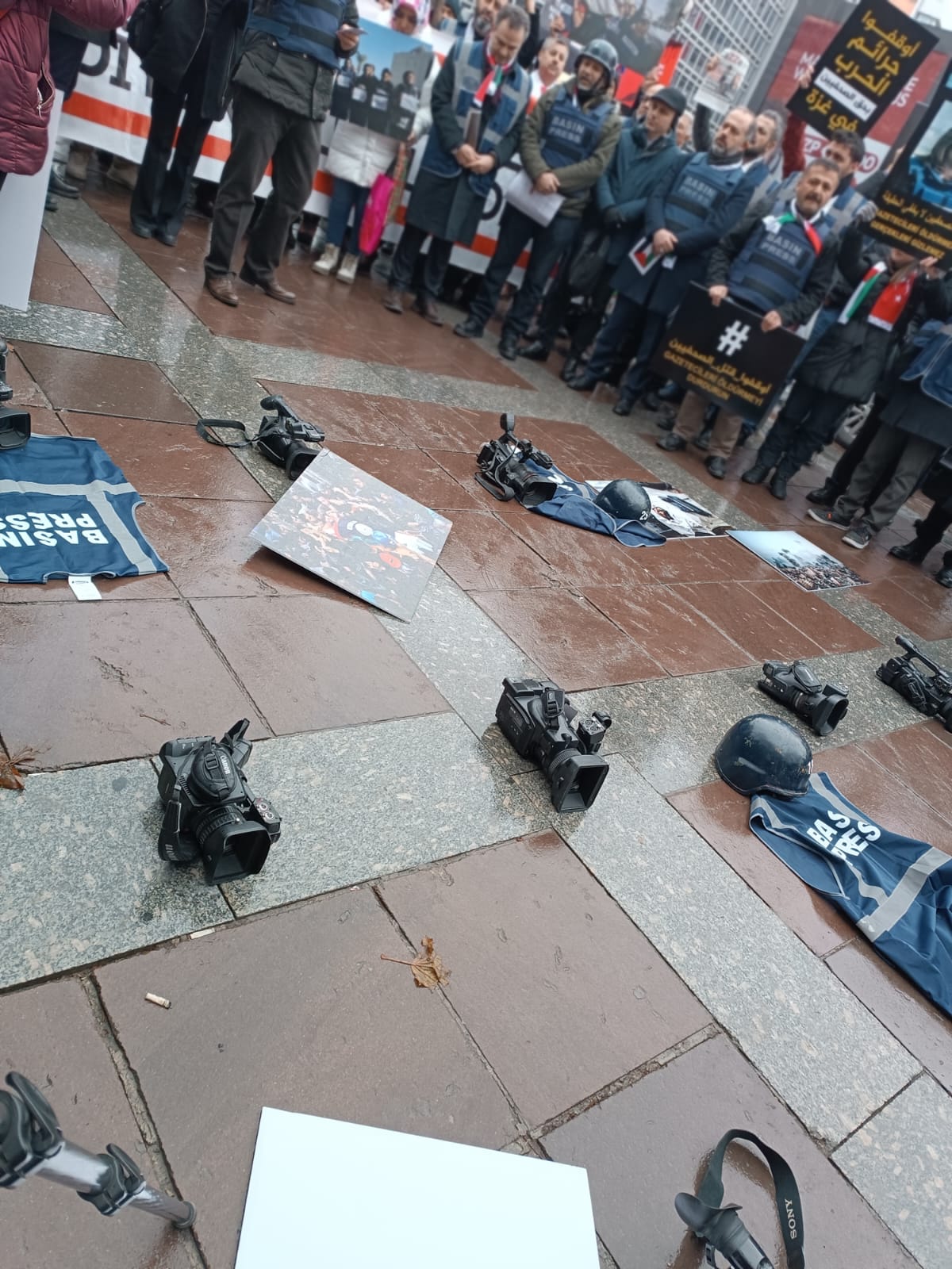 Konak Belediye Başkan Aday Adayı Derya Tüzen Gazeteci Meslektaşlarıyla Omuz Omuza