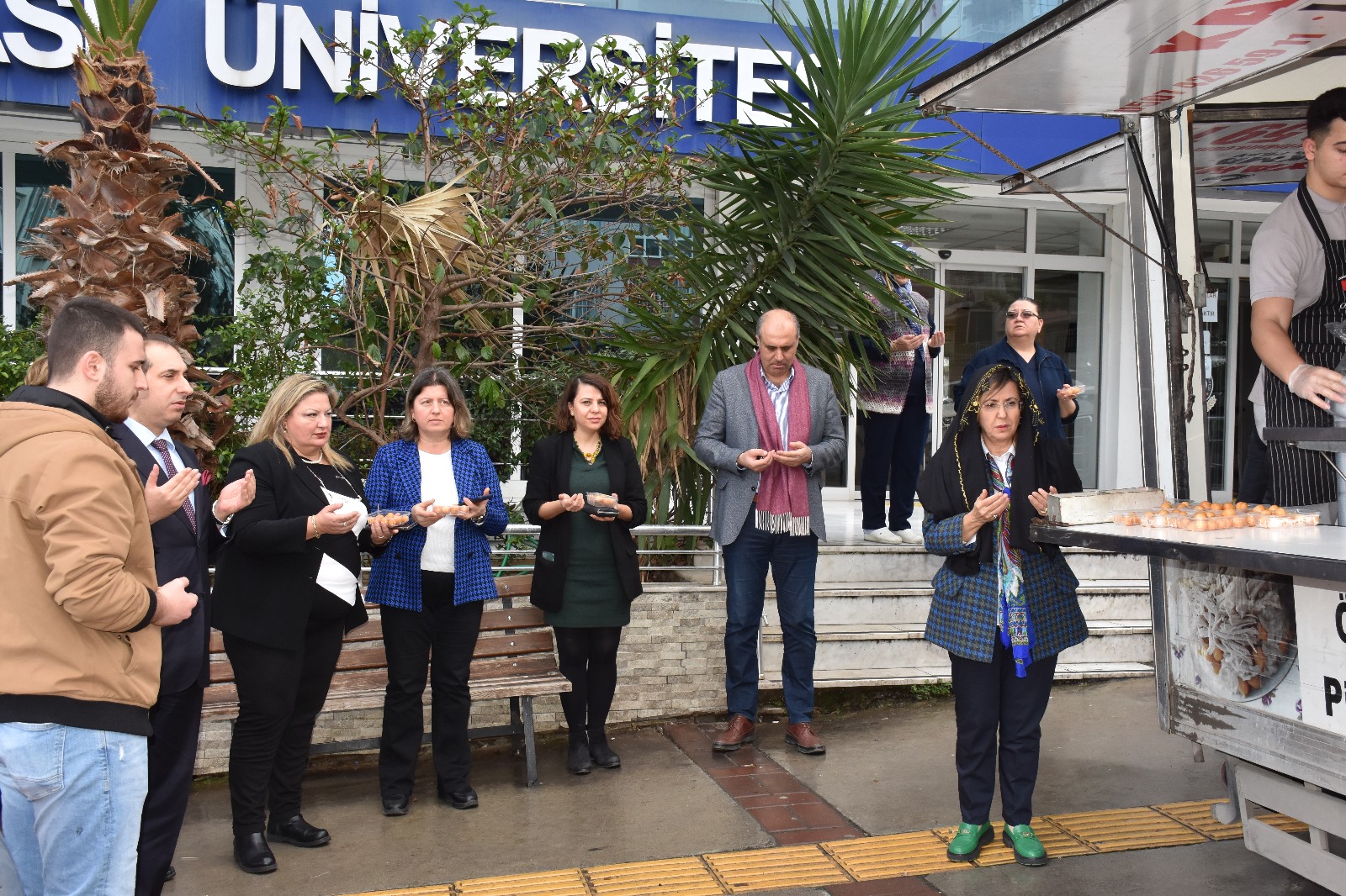 İzmir Demokrasi Üniversitesinde Şehitlerimiz Hatırasına Lokma Hayrı Gerçekleştirildi