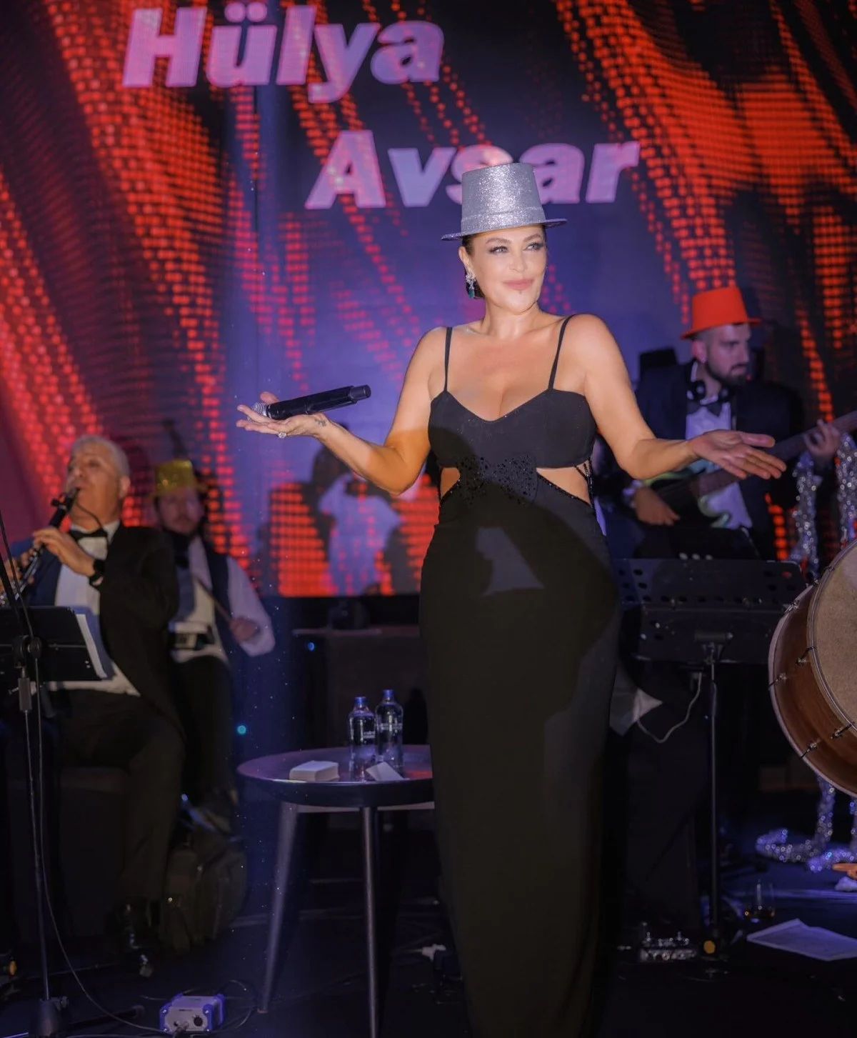 Popstar Mehtap canlı yayında açıkladı: "Hülya Avşar benim kuzenim"