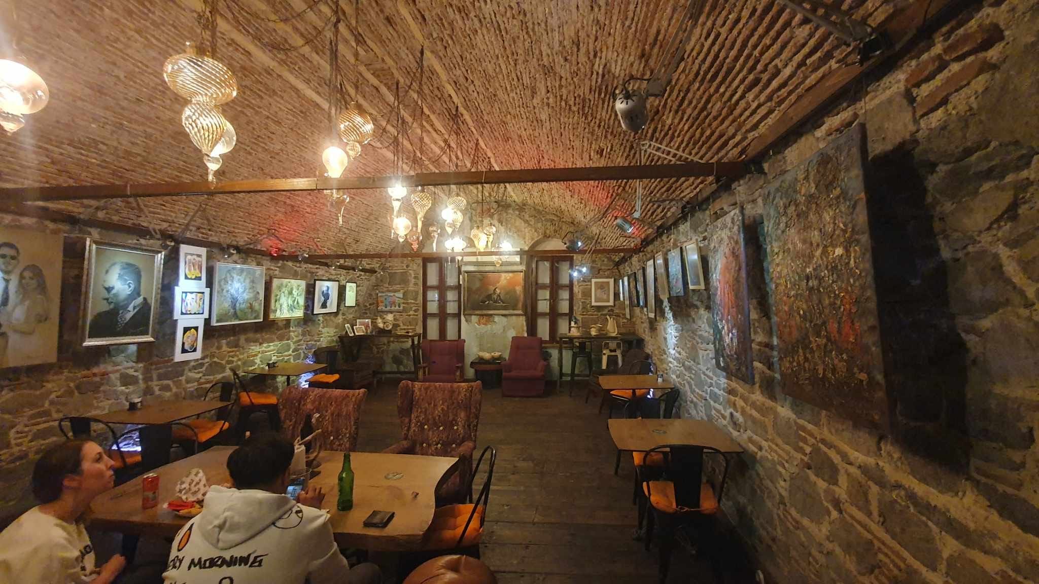 GEÇMİŞLE GÜNÜMÜZÜ BULUŞTURAN BİR MEKAN VE BİR SERGİ 'GÜZEL SANATLAR MEZUNLARI BULUŞUYOR SERGİSİ' YOLO ART &LOUNGE SANAT GALERİSİ