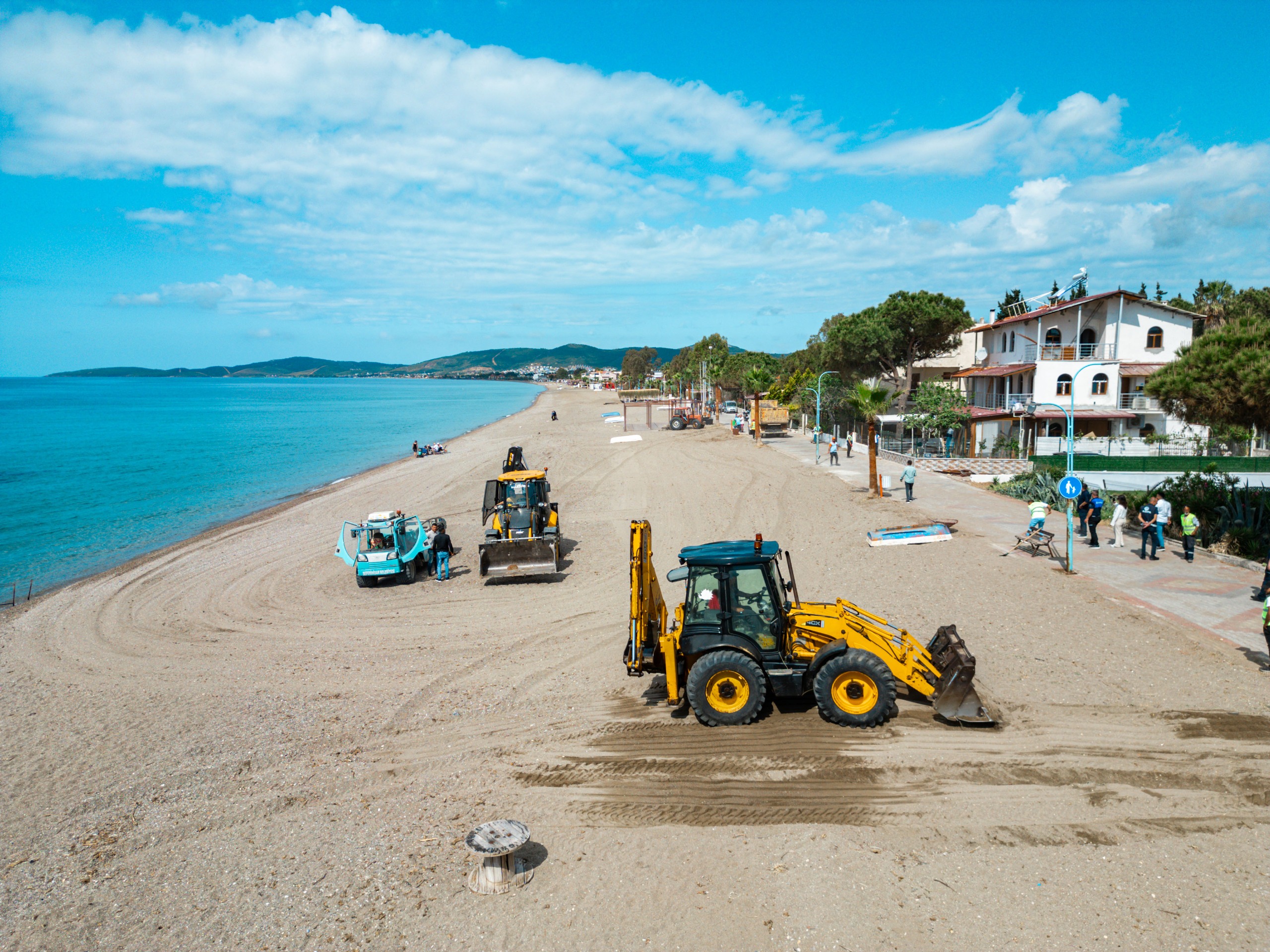 İzmir’in en uzun plajına sahip ilçesi olan Seferihisar’da belediye, Ürkmez ve Doğanbey sahilini, yaz sezonuna hazırlıyor.