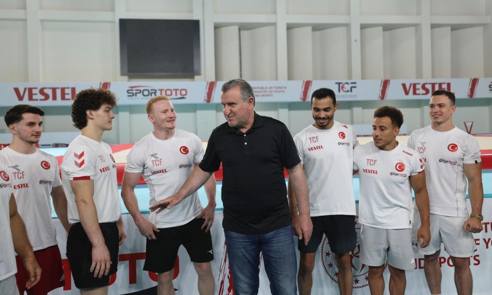 Milli Yüzücü Kuzey Tunçelli'den Rekor Kıran Zafer!