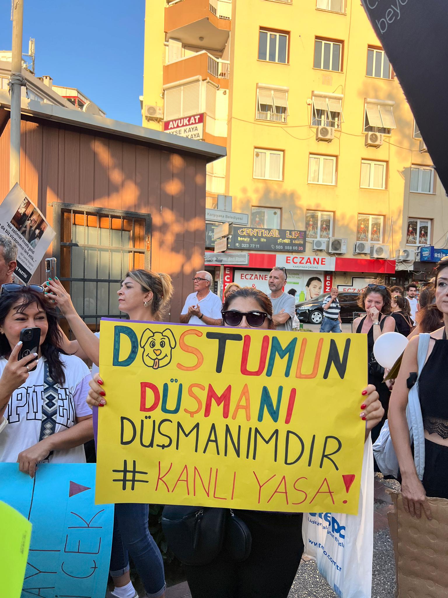 Vicdanın Sesi Karşıyaka'da Yükseliyor: Hayvan Katliamına Hayır