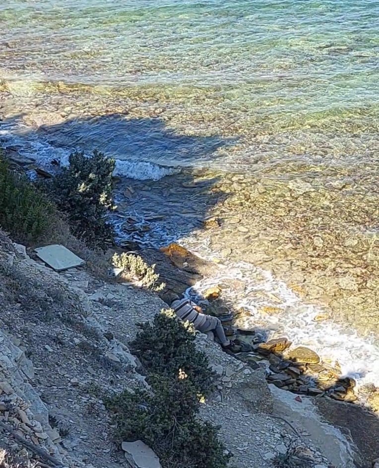 İzmir itfaiyesi kayalıklardan düşen kişiyi kurtardı