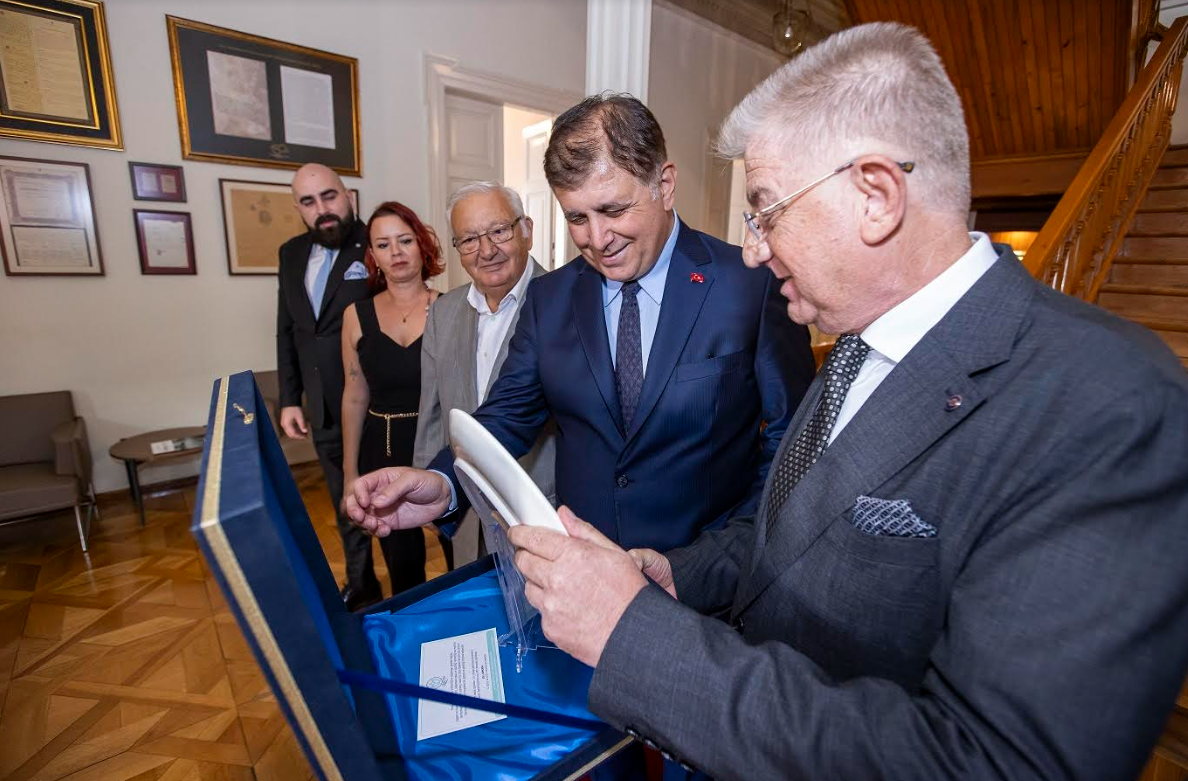 Sanayicilerden Cemil Tugay'a "Atıklarımız Mobilya Olsun" Projesi