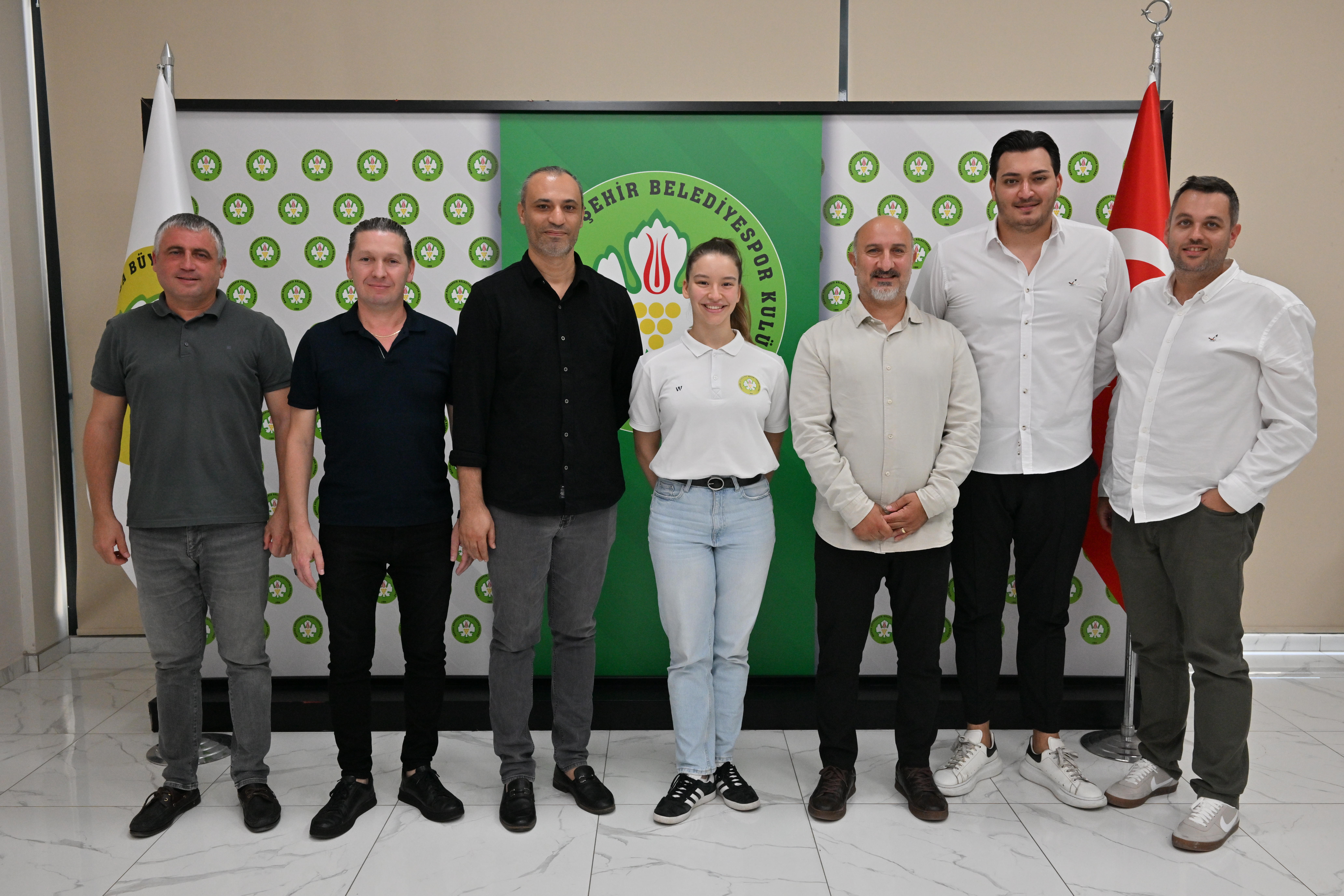 Dünya Şampiyonu Ayşe Begüm Onbaşı Yuvaya Döndü