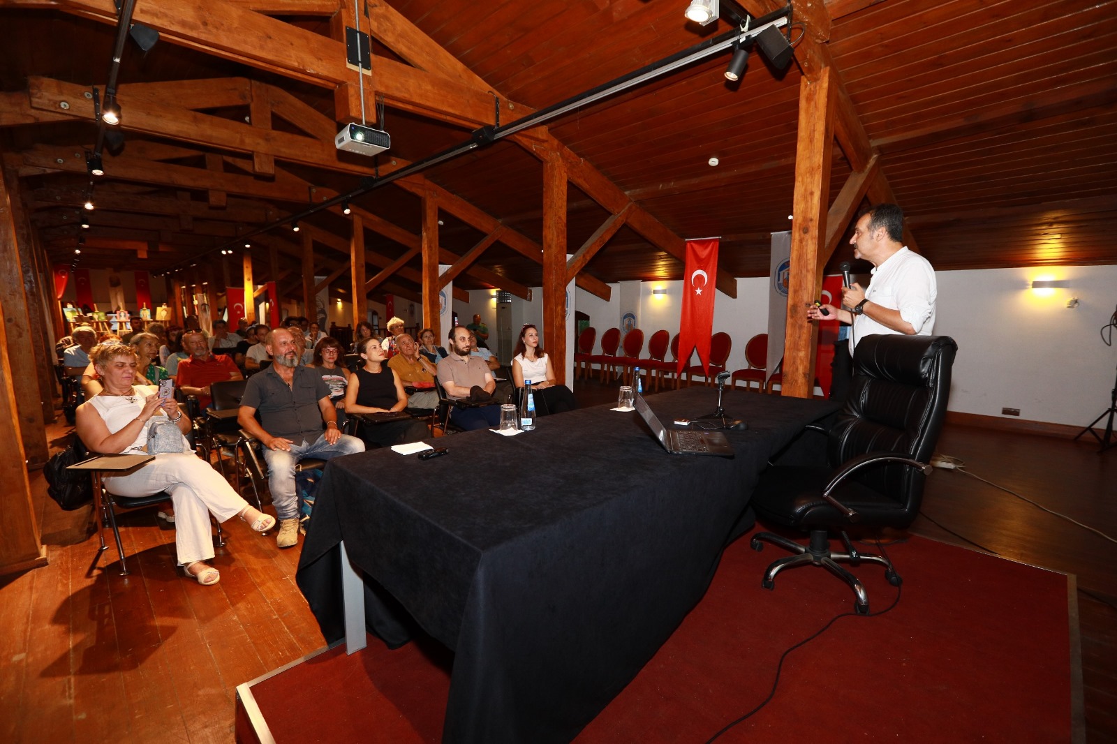 Selçuk Efes Kent Belleği’nde Ayasuluk Kazıları Söyleşisi