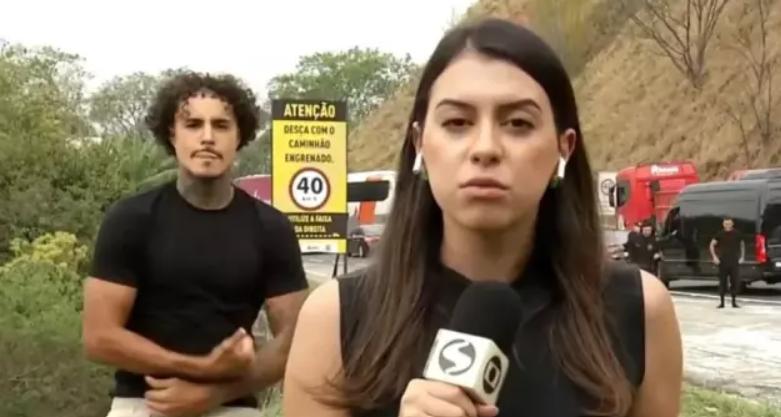 Brezilya'da otobüs kazasının meydana geldiği alanda canlı yayın yapan muhabirin arkasında dans eden şarkıcı tepki çekti