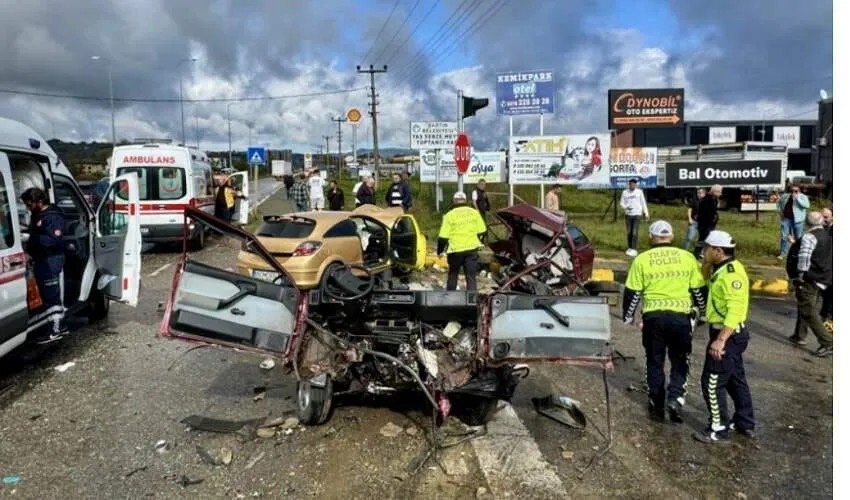 Otomobil ikiye ayrıldı: Çok sayıda yaralı var