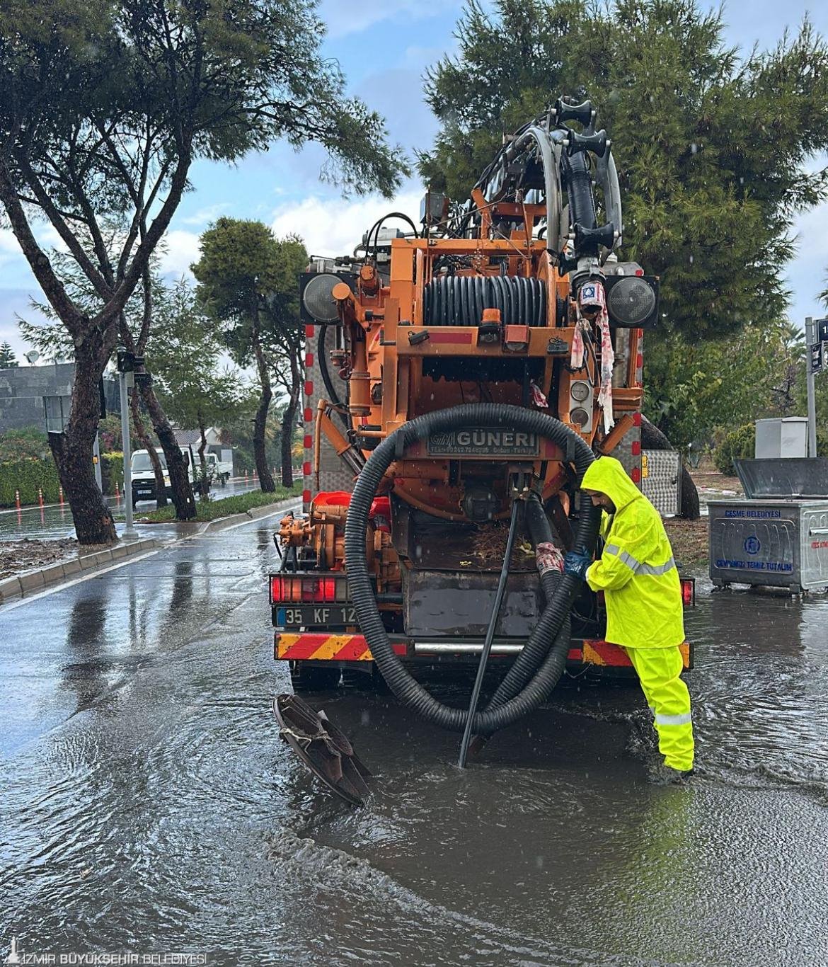 İzmir’de Yağış Alarmı: 900 Personel ve 415 Araç Görevde