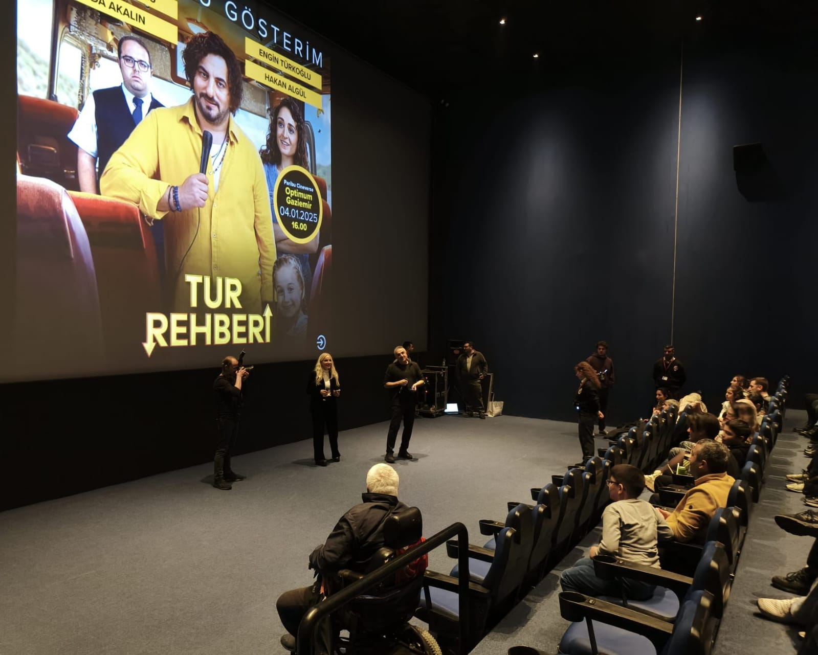 Arzu Yüksel, Tur Rehberi Filmi İzmir Galasında Sunumuyla Büyük Beğeni Topladı