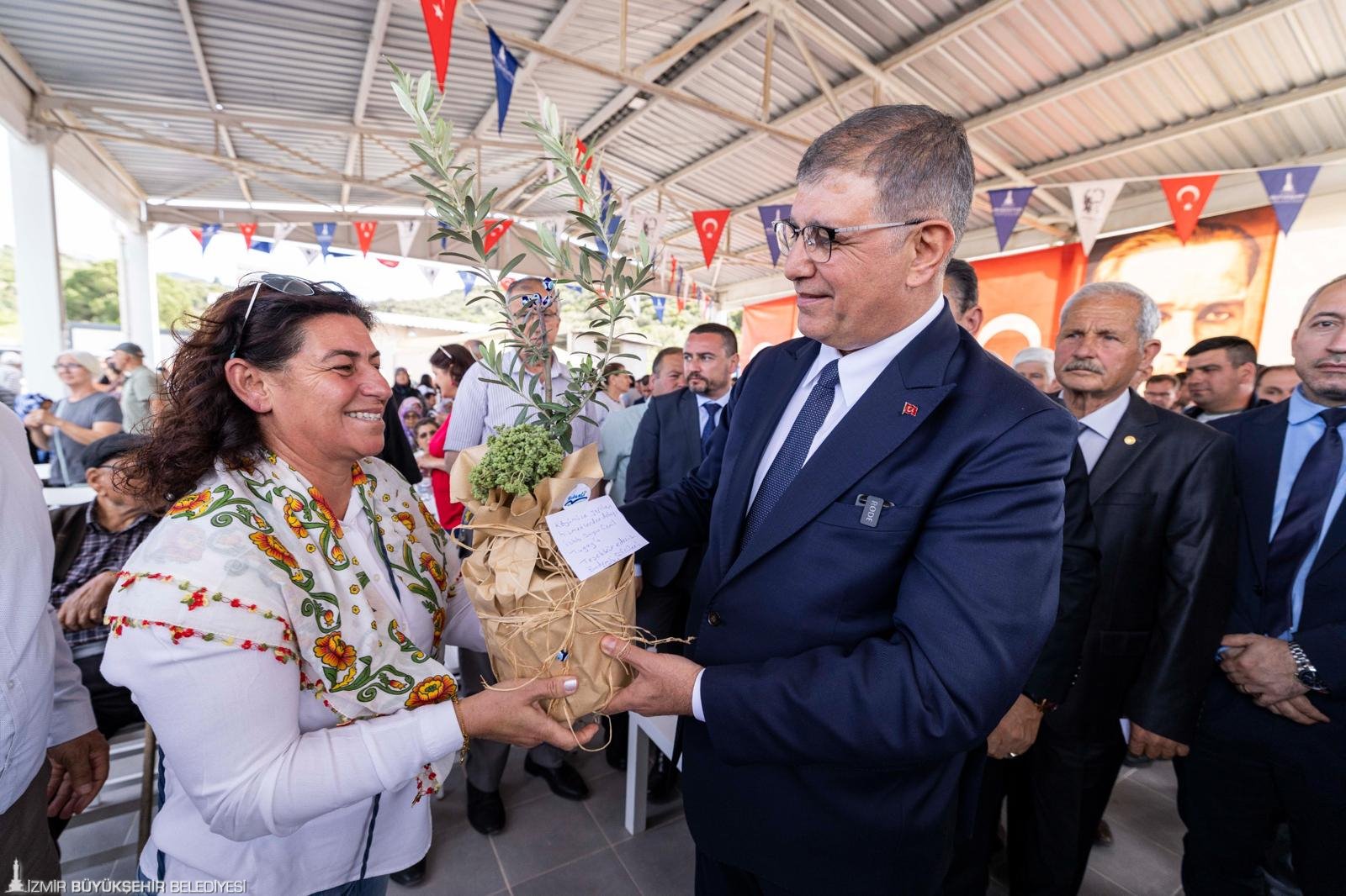Dikili’de toprak suyla buluştu, üretici bayram sevinci yaşadı