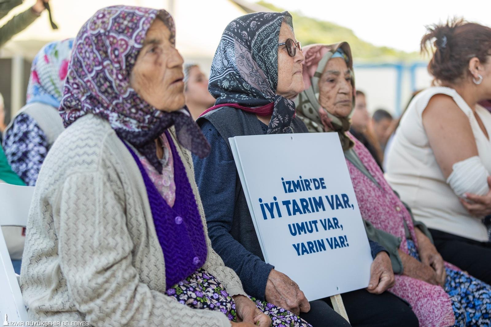 Dikili’de toprak suyla buluştu, üretici bayram sevinci yaşadı