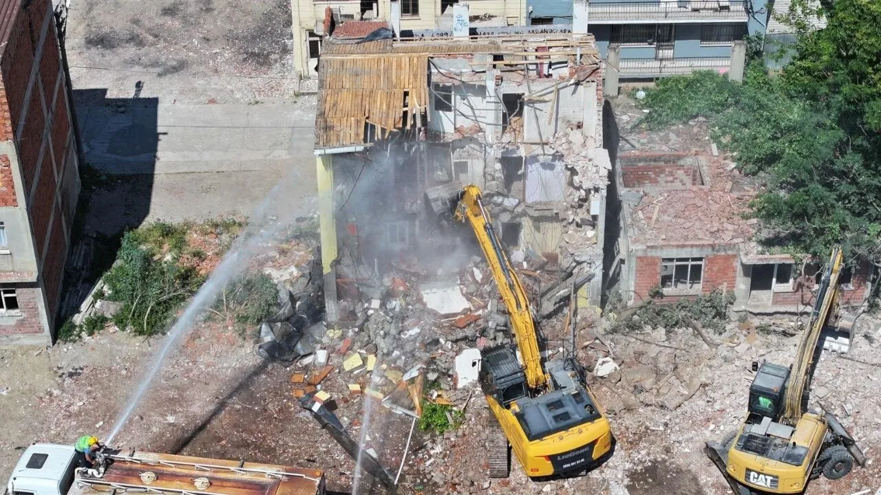 İzmir'in trafiği nefes alacak: Yıkılan 62 yapı kamulaştı