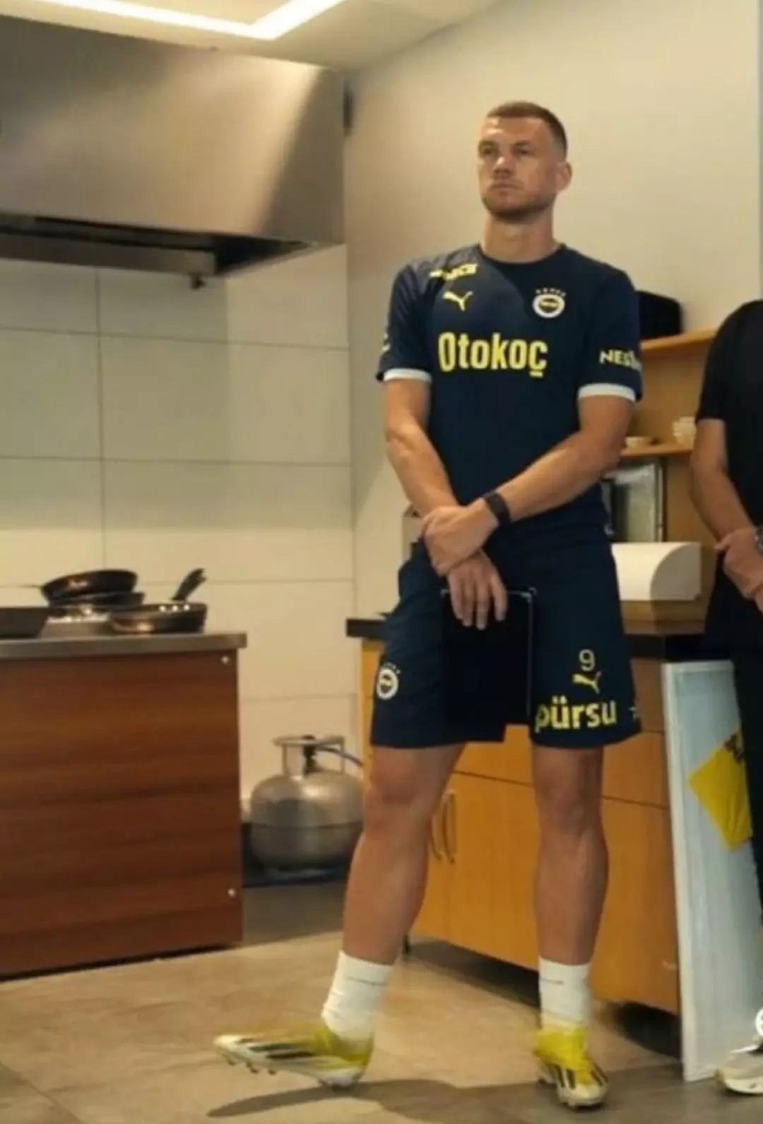 Fenerbahçe'de taraftarlardan 'Veda' isyanı! Dzeko'nun surat ifadesi...