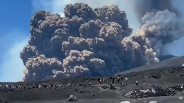 Etna Yanardağı'nda şiddetli patlama: Turistler kaçarken görüntülendi