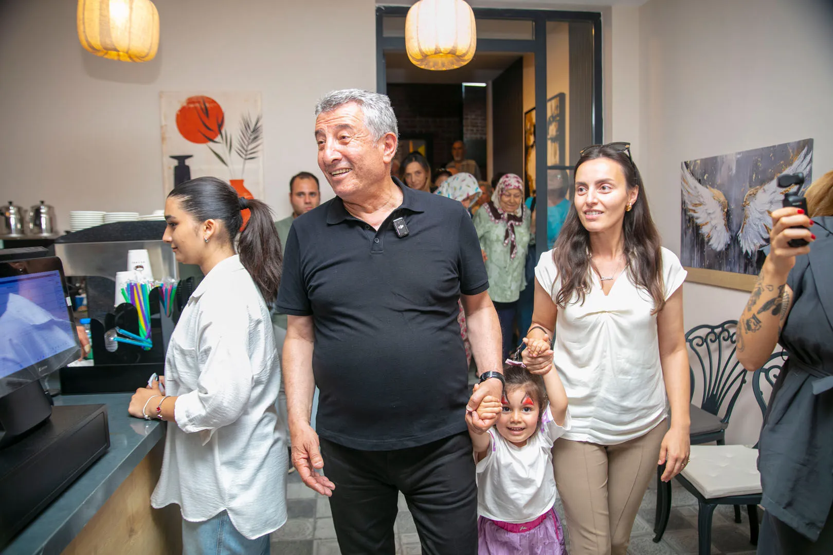 Avlu Güzbel'in açılışına büyük ilgi!