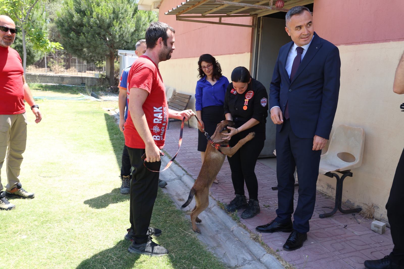 Türkiye’de bir ilk: Arama köpeği AFAD’a teslim edildi