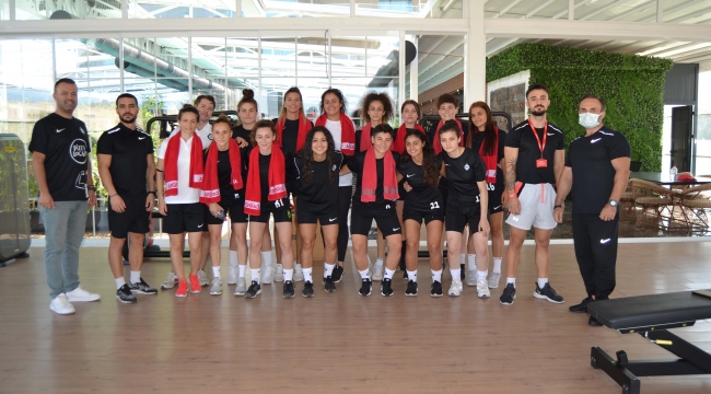 Altaylı kadın futbolcular Mistral Carrera’da çalıştı