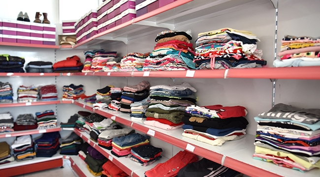 Bornova’da ihtiyaç sahiplerine giysi desteği