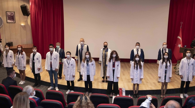 DEÜ&#039;LÜ GENÇ HEKİM ADAYLARI BEYAZ ÖNLÜK GİYDİ