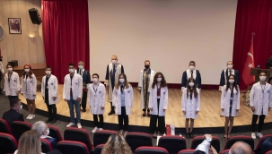 DEÜ'LÜ GENÇ HEKİM ADAYLARI BEYAZ ÖNLÜK GİYDİ