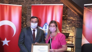 Dokuz Eylül Rotary'den Başkan Batur'a onur üyeliği