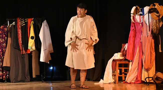 ‘Fısıldaşan Replikler’ Foça’da sahnelendi