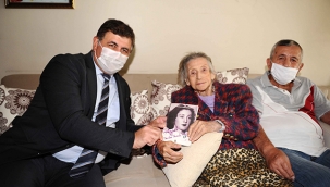 Karşıyaka Belediyesi’nden Aysel Teyze’ye plaket