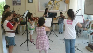 Karşıyaka Sanat Derneği çocuklara keman çalmasını öğretecek