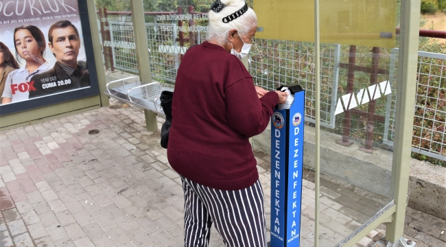 Kemapaşa Belediyesi’nden okullara ve duraklara dezenfektan standı