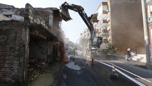 Konak’ta metruk binalar bir bir yıkılıyor