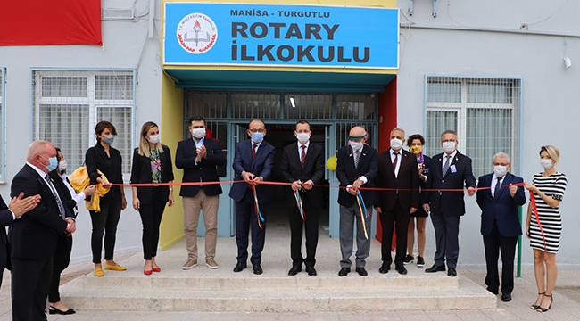 ROTARYENLER BU KEZ EĞİTİM İÇİN SAHNEDE